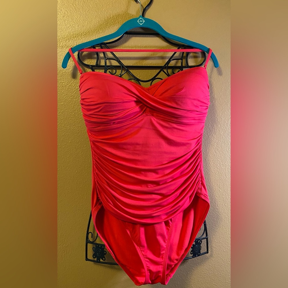 La Blanca coral one piece swimsuit with removable halter strap